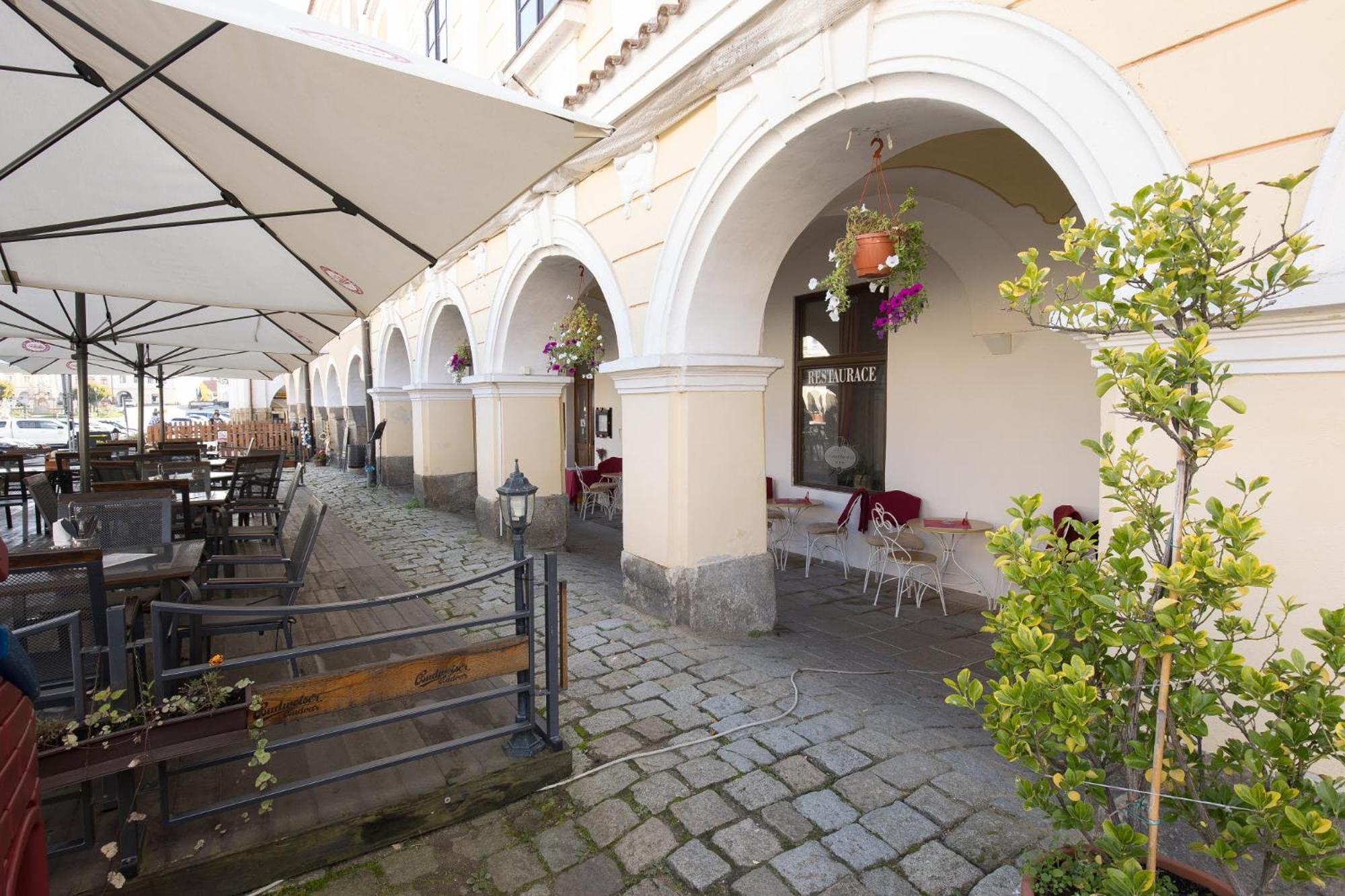 Hotel U Černého orla Telč Esterno foto