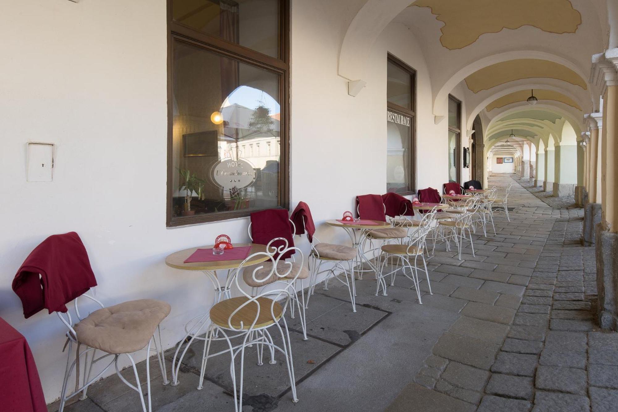 Hotel U Černého orla Telč Esterno foto