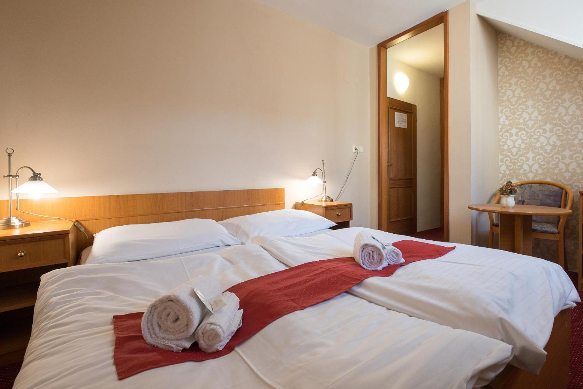 Hotel U Černého orla Telč Esterno foto