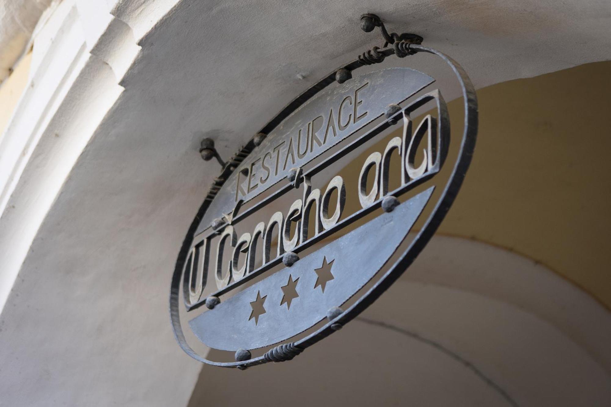 Hotel U Černého orla Telč Esterno foto